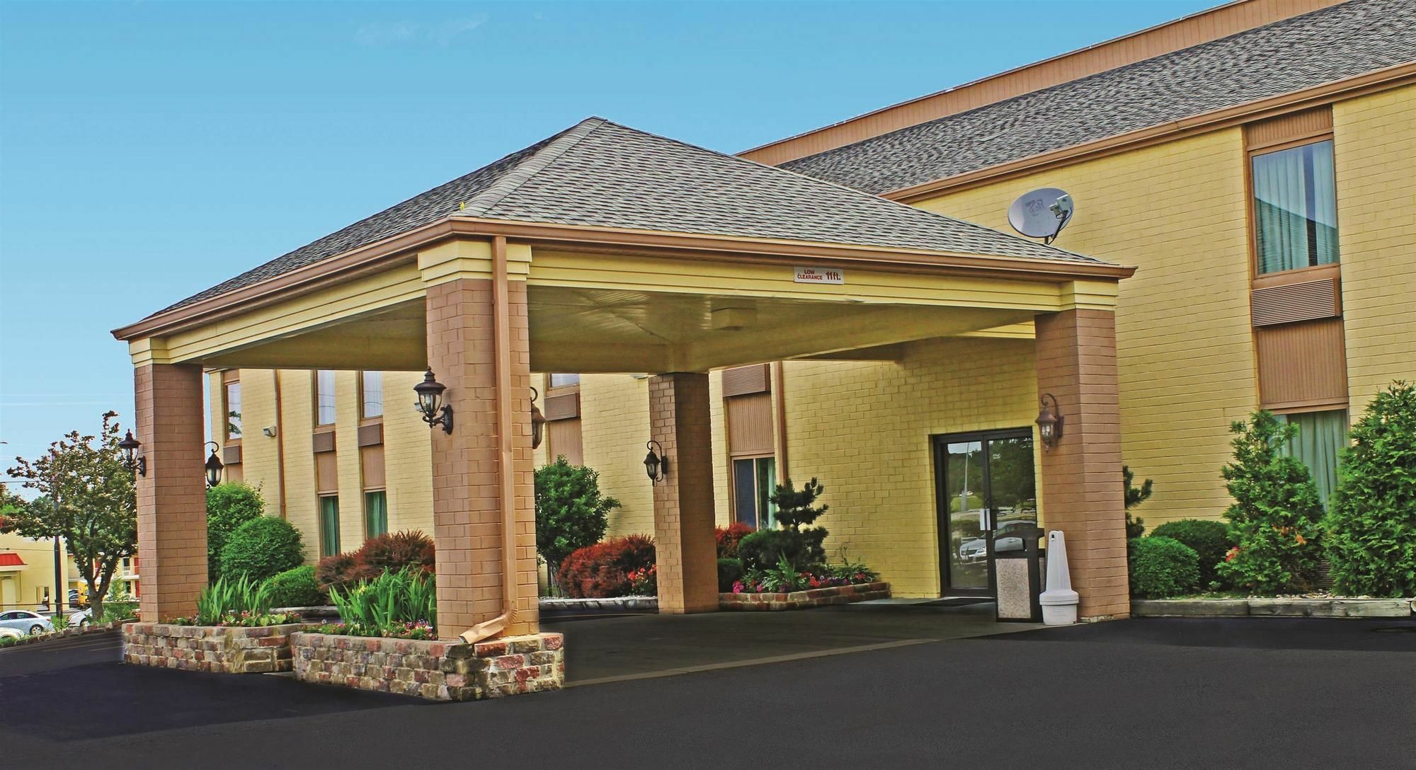 Days Inn & Suites By Wyndham Bloomington/Normal Il Exterior foto